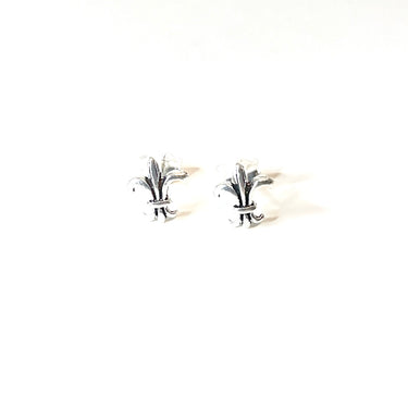 Pendiente de plata de ley con forma de flor de lis. Ideales si tienes un agujerito adicional. Son ideales para combinar con tu look diario. SE VENDEN SUELTOS - LA UNIDAD EQUIVALE A 1 SOLO PENDIENTE
